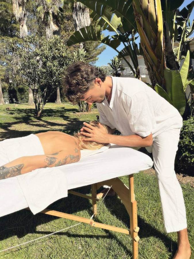 Tomás giving an outdoor massage at an Algarve villa
